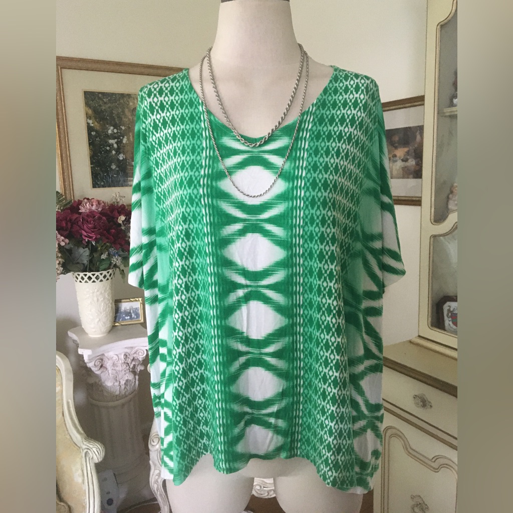 Chico’s Really Nice Green/White Print Top Size 3(L). C1120. 6/18/26
